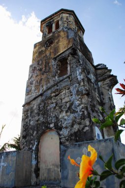 11. Dünya Savaşı 'ndan sonra Kuzey Mariana Adaları' ndaki eski kiliseden geriye kalan tek şey San Jose Katolik Kilisesi 'ndeki çan kulesinin yukarıdaki görüntüleriydi. Bu, Tinian 'ın en önemli gösterilerinden biri.. 