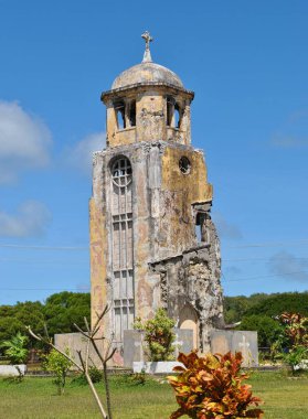 San Jose Katolik Kilisesi 'ndeki eski çan kulesi 11. Dünya Savaşı' ndan sonra Kuzey Mariana Adaları 'ndaki eski kiliseden geriye kalan tek şeydi. Adadaki en önemli olaylardan biri..