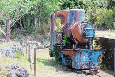 1920 'lerde şeker kamışlarını taşıyan eski bir tren Rota, Kuzey Mariana Adaları' ndaki yol kenarından turistik merkezlerden biri olarak ayrılmış..