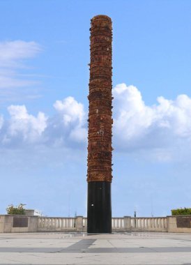 Totem Telurico 'nun tam görüntüsü ya da Eski San Juan bölümünün Quincentennial plazasındaki totem direği Porto Rikolu sanatçı Jaime Suarez tarafından tasarlandı..