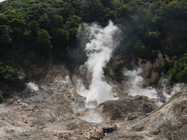 St. Lucia, Karayip Adaları 'ndaki Sülfür Pınarları' ndan yükselen dumanla geniş açılı bir volkan görüntüsü.