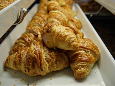 Kahvaltı büfesinde taze tereyağlı kruvasan.