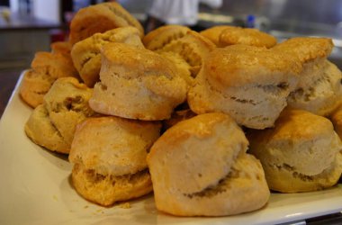 Tabakta taze pişmiş bisküviler.