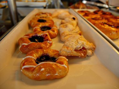 Kahvaltı büfesinde taze pişmiş hamur işleri.