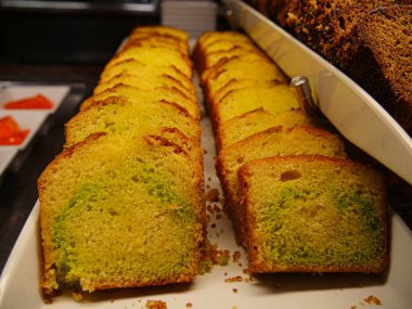 Fıstıklı kek dilimleri Bir ekmek istasyonunda beyaz tepside