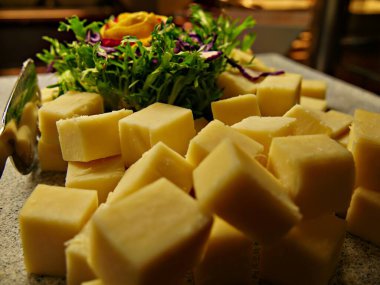 Sebze tabağındaki peynir küpleri.
