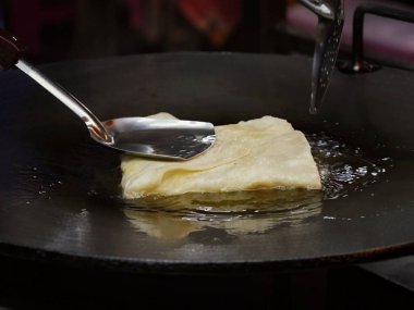 Chiang Mai, Tayland 'daki sokak yemekleri pazarında ızgarada pişirilmiş bir omlet.