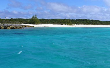 Exuma Adaları 'ndaki güzel kumlu plajlar. Mavi suları ve Bahamalar' daki mavi gökyüzü.. 
