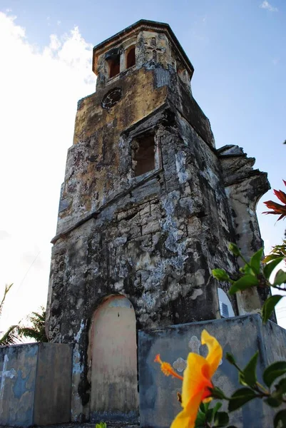 11. Dünya Savaşı 'ndan sonra Kuzey Mariana Adaları' ndaki eski kiliseden geriye kalan tek şey San Jose Katolik Kilisesi 'ndeki çan kulesinin yukarıdaki görüntüleriydi. Bu, Tinian 'ın en önemli gösterilerinden biri.. 