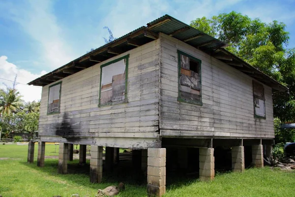 Ένα Εγκαταλελειμμένο Σπίτι Κούφια Ξυλοπόδαρα Στο Inarajan Village Στο Guam — Φωτογραφία Αρχείου