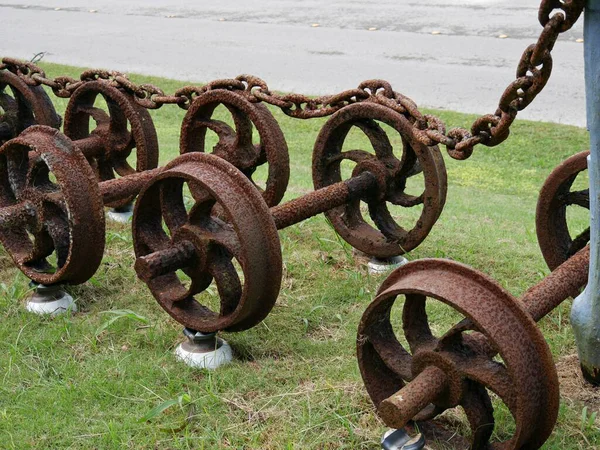 Ruedas Oxidadas Conservadas Atadas Con Cadenas Una Carretera —  Fotos de Stock