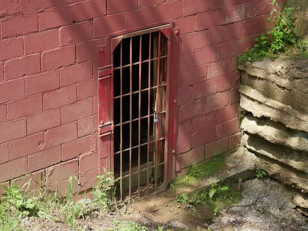 Drzwi Strony Piwnicy Grillem Kłódką — Zdjęcie stockowe