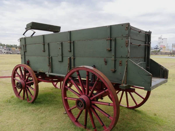 Chariot Vintage Avec Roues Peintes Rouge Exposées Extérieur Dans Parc — Photo