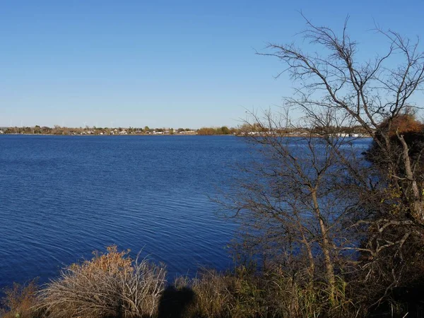 俄克拉荷马州Comanche县Lawtonka湖21英里海岸线的蓝水 边界上有无叶树木 — 图库照片