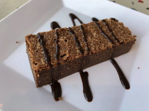 Schokoladenkuchen Mit Schokoladensirup Obendrauf — Stockfoto