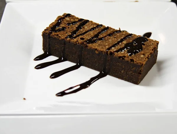 Schokoladenkuchen Mit Schokoladensirup Obendrauf — Stockfoto