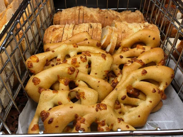 焼きたての生地パンは 朝食ビュッフェステーションでウィカートレイで提供されます — ストック写真