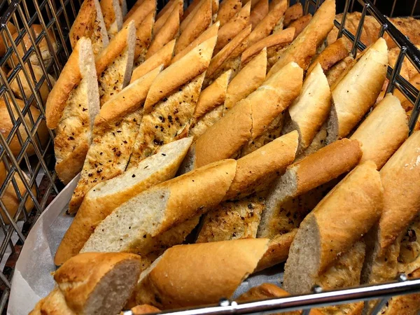 Tranches Pain Fougasse Dans Plateau Métallique Une Station Petit Déjeuner — Photo