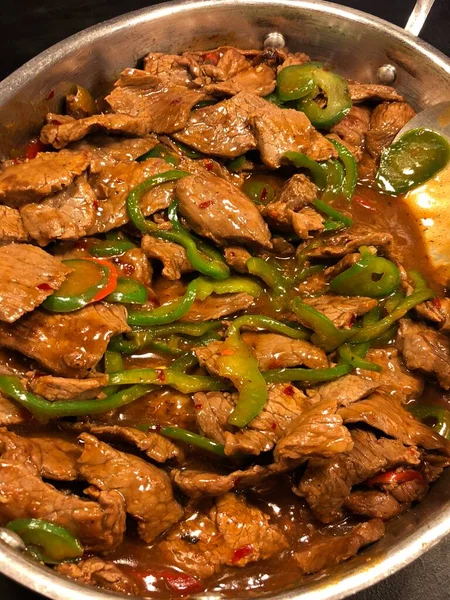 Smakelijk Rundvleesgerecht Met Plakjes Groene Rode Paprika Een Favoriet Recept — Stockfoto