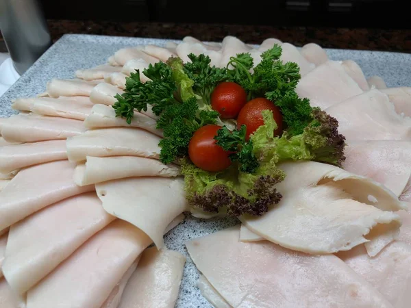 在一个三明治站里 用绿色蔬菜和西红柿装饰的切碎的美味火鸡肉 — 图库照片