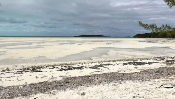 Marea Baja Una Hermosa Playa Arena Blanca Con Islas Lejanas — Foto de Stock