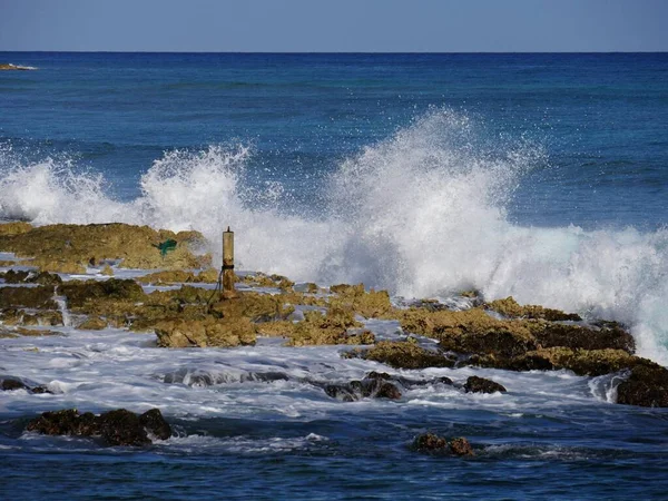 Ondas Gigantes Hipnotizantes Quebrando Contra Corais Afiados Uma Praia Tropical — Fotografia de Stock