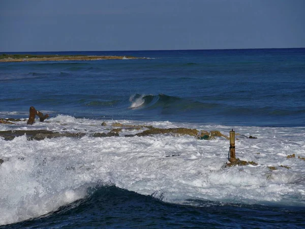 Espumando Ondas Brancas Contra Pano Fundo Oceano Azul — Fotografia de Stock