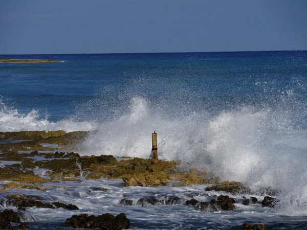 Karayipler Deki Tropik Bir Plajda Keskin Mercanlara Çarpan Köpük Dalgalarına — Stok fotoğraf
