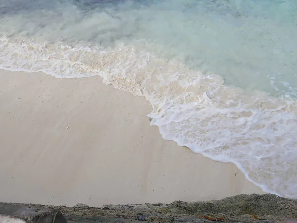 Onde Bianche Schiumose Che Lambiscono Dolcemente Contro Morbida Spiaggia Sabbia — Foto Stock