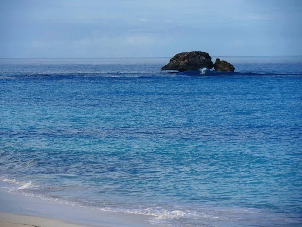 Águas Azuis Uma Praia Areia Branca Com Formações Rochosas Nas — Fotografia de Stock