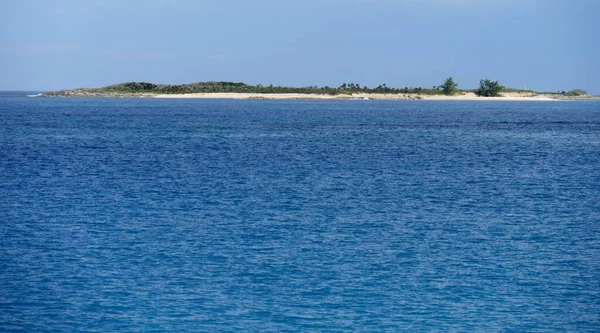 Beyaz Kumlu Yemyeşil Bitkileri Olan Küçük Bir Ada Bahamalar Uçsuz — Stok fotoğraf