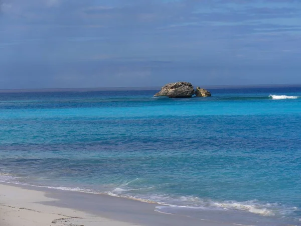 Uma Bela Formação Rochosa Quebra Vasto Azul Das Águas Uma — Fotografia de Stock