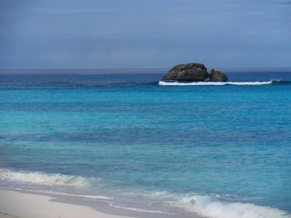 Vue Large Une Plage Sable Blanc Avec Des Eaux Bleues — Photo