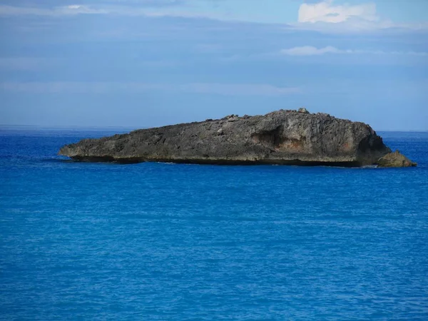 Belle Formation Rocheuse Dans Les Eaux Bleues Une Plage Tropicale — Photo