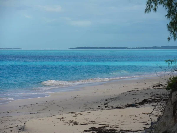 Amplio Plano Una Hermosa Playa Con Aguas Claras Torquesa Arena — Foto de Stock