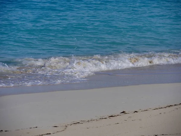 Schuimende Golven Rollen Het Zachte Witte Zand Van Een Tropisch — Stockfoto