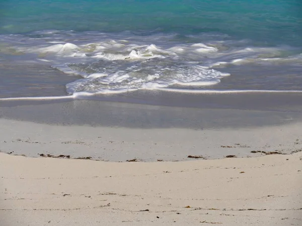 Schuimende Zachte Golven Creëren Patronen Het Witte Zandstrand Van Een — Stockfoto