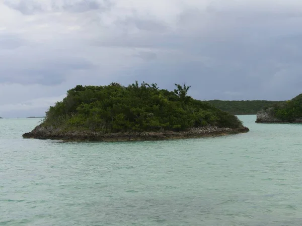 Piccoli Isolotti Ricoperti Arbusti Verdi Punteggiano Exuma Cays Alle Bahamas — Foto Stock