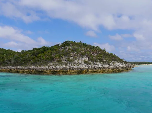 バハマの澄んだ青い海に囲まれたエクスマシティの島の1つを閉じる — ストック写真