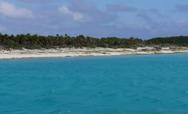 Bahamalar Daki Exuma Sahilleri Ndeki Kaya Oluşumları Ile Şaşırtıcı Derecede — Stok fotoğraf