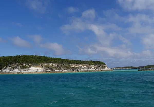 バハマの人気観光地であるエクスマケイズ島の散在する島や島の中程度の広い眺め — ストック写真