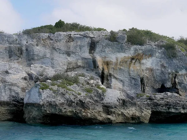 Feche Falésias Rochosas Gruta Thunderball Nas Águas Azuis Exuma Cays — Fotografia de Stock