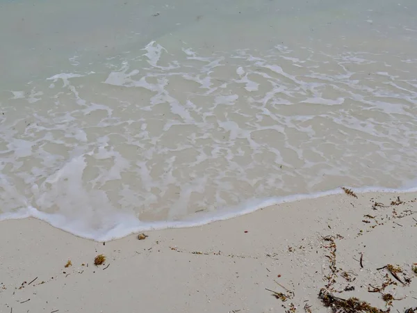 Heldere Golven Spoelen Tegen Het Fijne Witte Zand Aan Een — Stockfoto