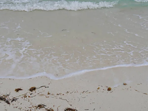 Zachte Schuimende Golven Jagen Elkaar Achterna Het Fijne Witte Zand — Stockfoto