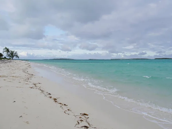 Playa Desierta Con Aguas Cristalinas Suaves Arenas Polvorientas Una Isla — Foto de Stock