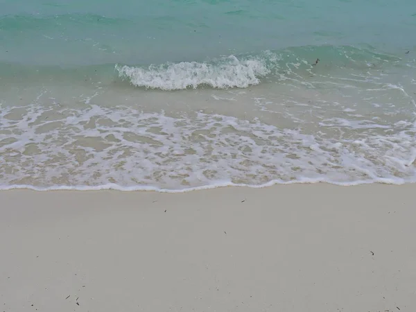 Шар Ніжних Пінопластових Хвиль Котиться Дрібних Білих Пісках Тропічному Пляжі — стокове фото