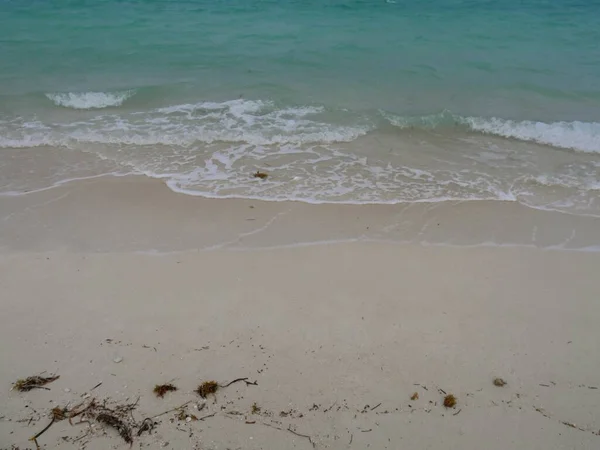 Различные Модели Созданные Волнами Смывающимися Берегах Тропического Пляжа — стоковое фото