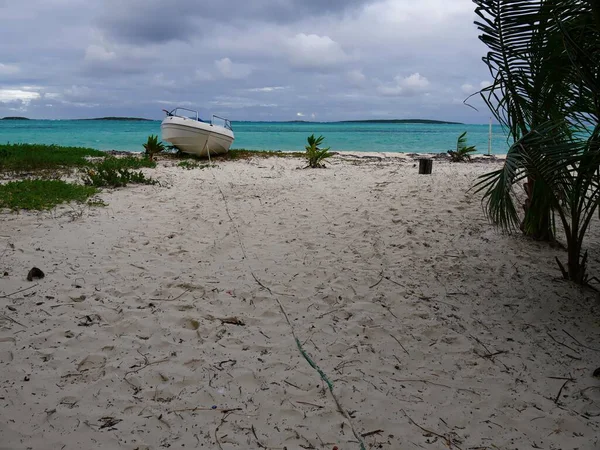 Amplio Plano Una Hermosa Playa Isla Tropical Con Una Lancha — Foto de Stock