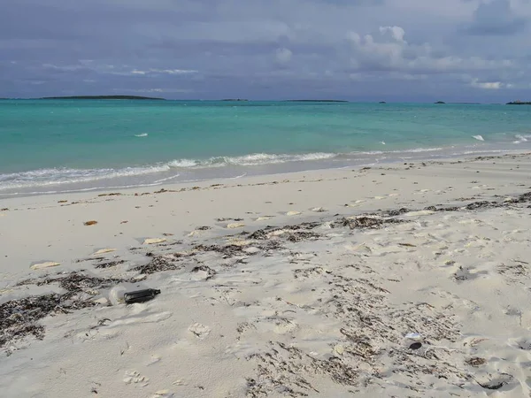 Orörd Vit Sandstrand Med Fotspår Och Alger Utspridda Runt — Stockfoto