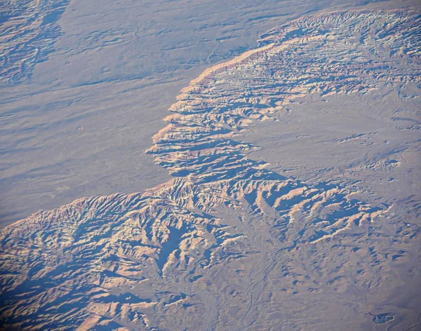 비행기 창문에서 아리조나와 뉴멕시코의 바위투성이 협곡들을 공중에서 바라본 — 스톡 사진